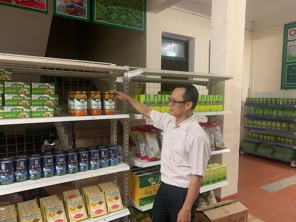 Kiểm tra tình hình bán hàng tại các cửa hàng bán lẻ sản phẩm Măng ớt Trạm Tấu